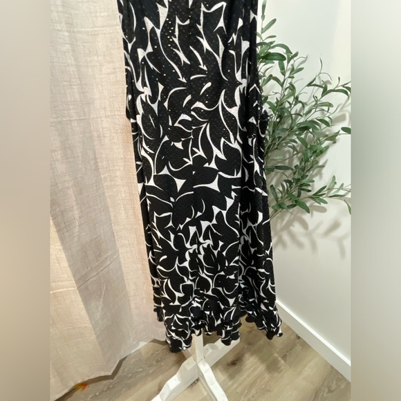 Beautiful dress with texture and sparkle . Ruffled bottom - Picture 5 of 5